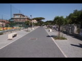 00006 ostia - weg zur ausgrabungsstaette - hinter der fussgaengerbruecke - 06-2022.jpg